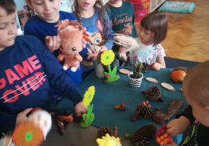 Na zdjęciu widać grupę dzieci przy stworzonej przez nich galerii darów jesieni.